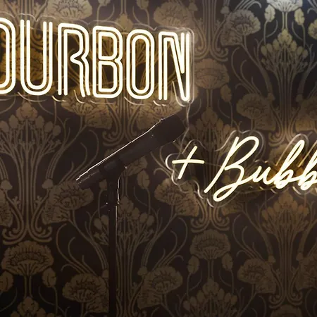 Bourbon & Bubbles - Rooftop Hot Tub & Speakeasy Holiday home