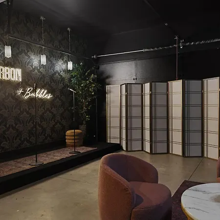 Bourbon & Bubbles - Rooftop Hot Tub & Speakeasy Holiday home *