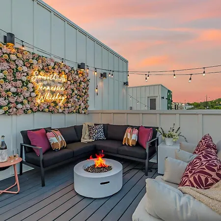 Bourbon & Bubbles - Rooftop Hot Tub & Speakeasy Holiday home