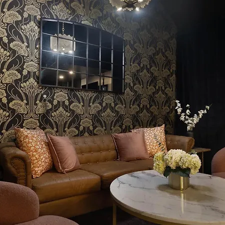 Bourbon & Bubbles - Rooftop Hot Tub & Speakeasy Holiday home *
