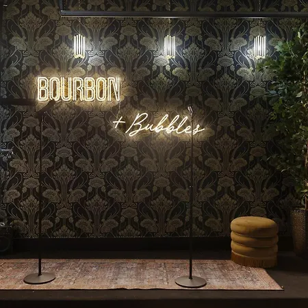 Bourbon & Bubbles - Rooftop Hot Tub & Speakeasy Holiday home *