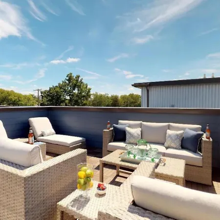 Holiday home Rooftop Deck With View Modern Charming