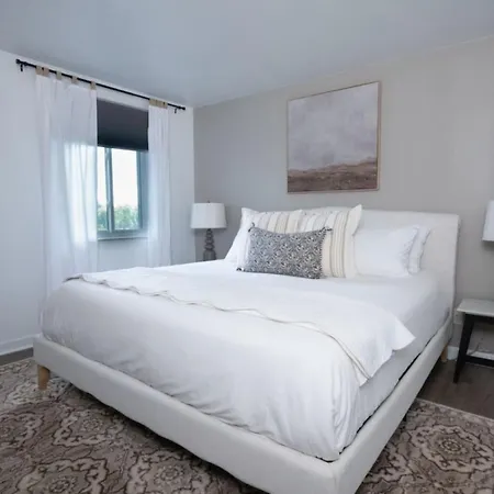 Holiday home Riverfront Oasis Pool King Bed Walk To Broadway
