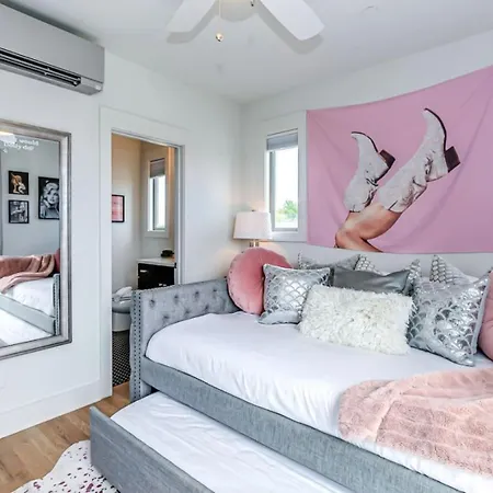 First Down, Last Call Sleeps 22, 1 Mi To Nissan! Holiday home Nashville