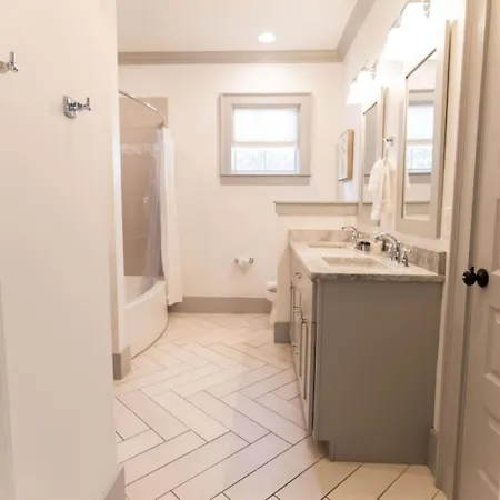 Holiday home Large Grand East Nash 4Br Hot Tub Nashville