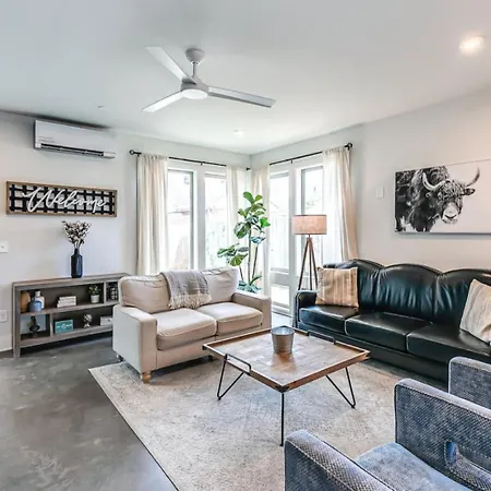 First Down, Last Call Sleeps 22, 1 Mi To Nissan! Holiday home