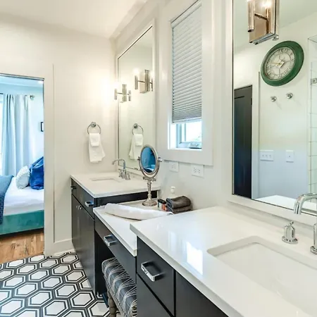 Holiday home First Down, Last Call Sleeps 22, 1 Mi To Nissan! Nashville
