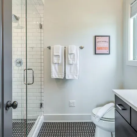 First Down, Last Call Sleeps 22, 1 Mi To Nissan! Holiday home