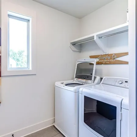 Holiday home First Down, Last Call Sleeps 22, 1 Mi To Nissan!
