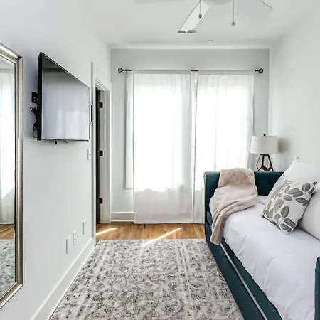 First Down, Last Call Sleeps 22, 1 Mi To Nissan! Holiday home *
