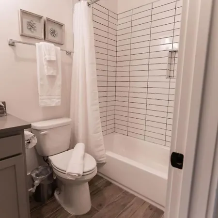 Large Grand East Nash 4Br Hot Tub