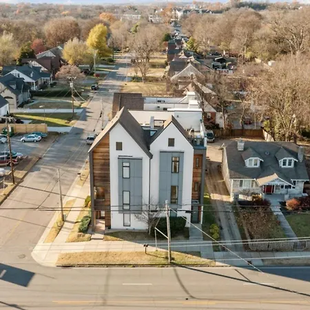 Gorgeous Rooftop Deck 3 Bdrs 3 Baths Holiday home