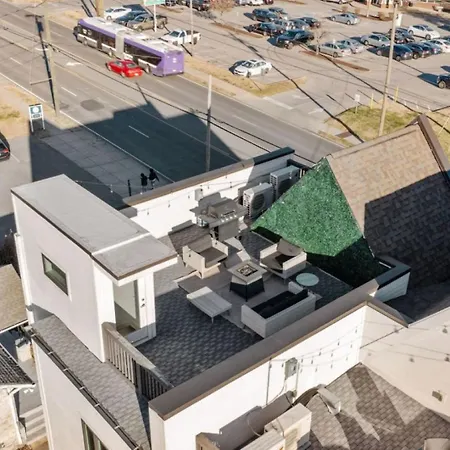 Gorgeous Rooftop Deck 3 Bdrs 3 Baths Holiday home *