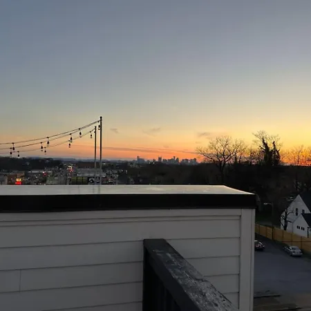 Gorgeous Rooftop Deck 3 Bdrs 3 Baths Holiday home