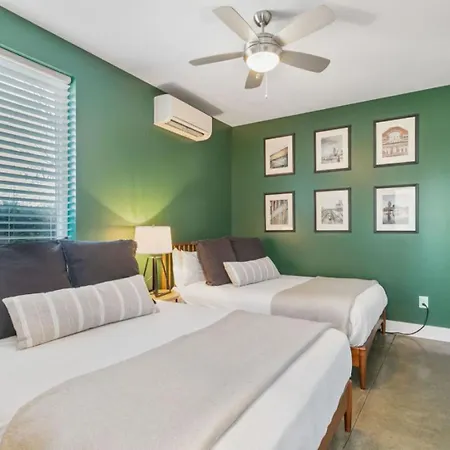 Gorgeous Rooftop Deck 3 Bdrs 3 Baths Holiday home