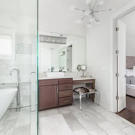 Luxury House - Heated Pool - In The Gulch - Walk Anywhere *