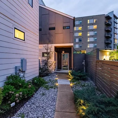 Holiday home Luxury House - Heated Pool - In The Gulch - Walk Anywhere