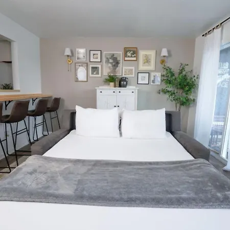 Holiday home Riverfront Oasis Pool King Bed Walk To Broadway
