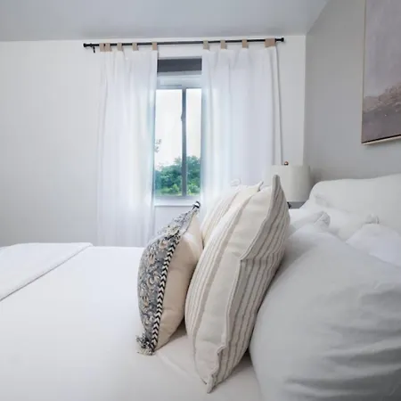Riverfront Oasis Pool King Bed Walk To Broadway Holiday home *
