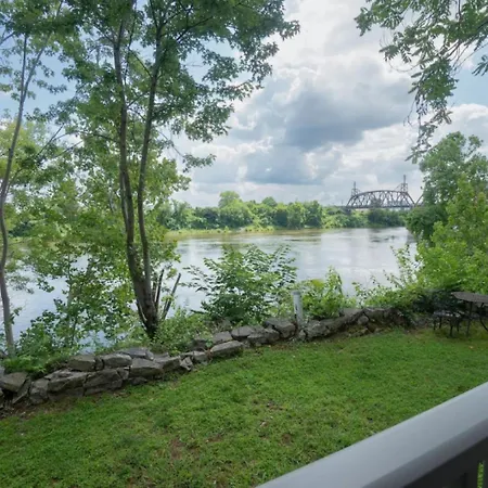 Holiday home Riverfront Oasis Pool King Bed Walk To Broadway