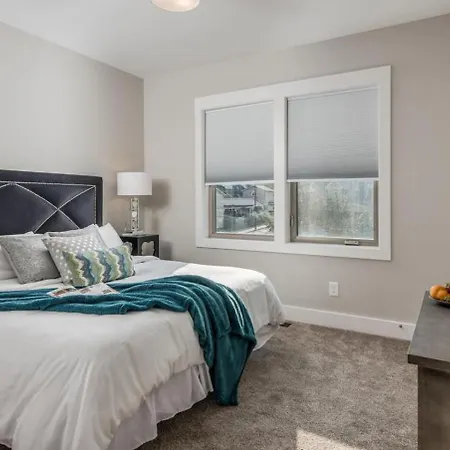 Downtown 10 Beds Game Hot Tub Roof Deck Holiday home *