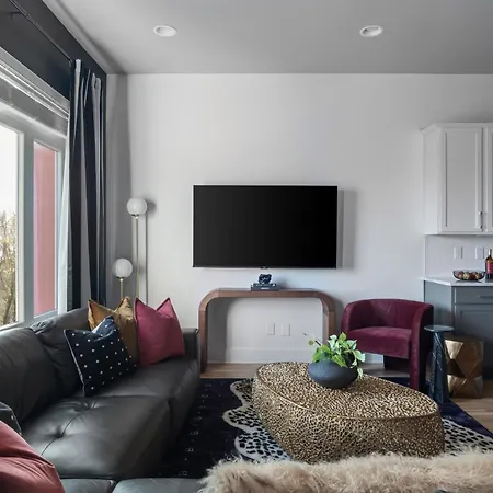 Cool Townhouse Close To Downtown Holiday home