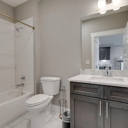 Stunning Nations Minutes From Broadway Apartment *