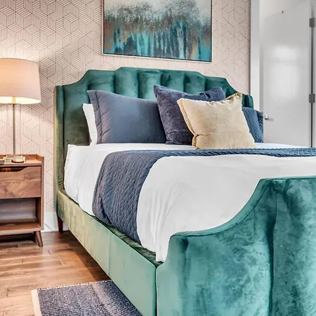 Holiday home Lux East Nash-hot Tub & Rooftop Patio *