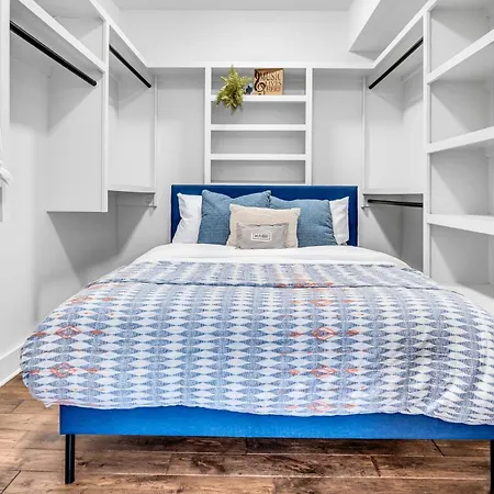 Holiday home Lux East Nash-hot Tub & Rooftop Patio *