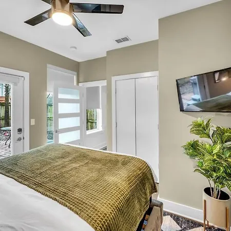 Lux East Nash-hot Tub & Rooftop Patio Holiday home *