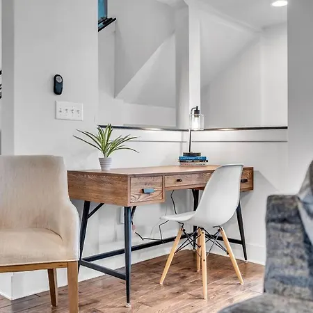 Lux East Nash-hot Tub & Rooftop Patio Holiday home