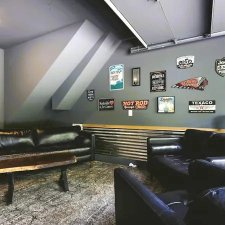 Perfect Pregame Rooftop Close To Broadway Holiday home