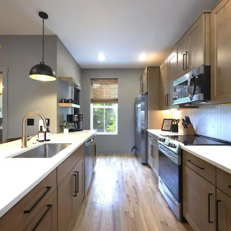 Perfect Pregame Rooftop Close To Broadway Holiday home