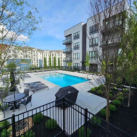 Elegant Corner Penthouse With Private Balcony, Skyline Views, Pool, And Gym Apartment Nashville
