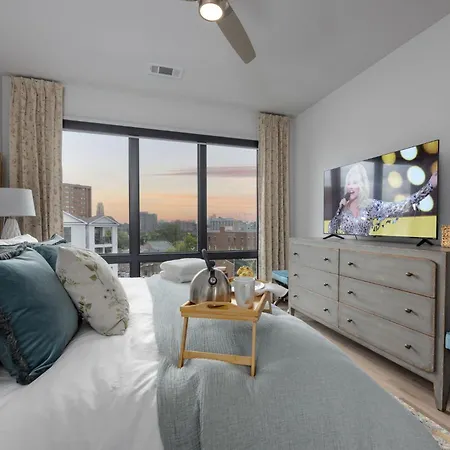 Elegant Corner Penthouse With Private Balcony, Skyline Views, Pool, And Gym Apartment Nashville