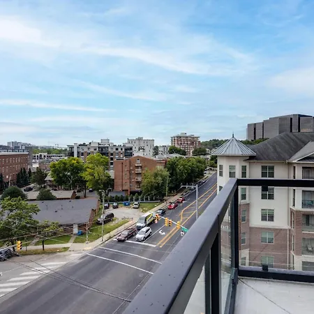 Elegant Corner Penthouse With Private Balcony, Skyline Views, Pool, And Gym *