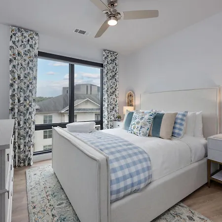 Elegant Corner Penthouse With Private Balcony, Skyline Views, Pool, And Gym Apartment Nashville
