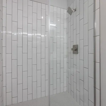 Apartment Elegant Corner Penthouse With Private Balcony, Skyline Views, Pool, And Gym