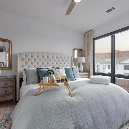 Elegant Corner Penthouse With Private Balcony, Skyline Views, Pool, And Gym Apartment *