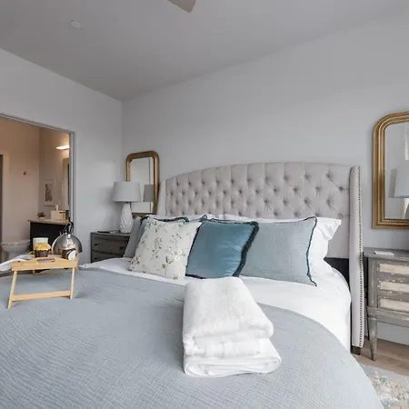Elegant Corner Penthouse With Private Balcony, Skyline Views, Pool, And Gym Apartment