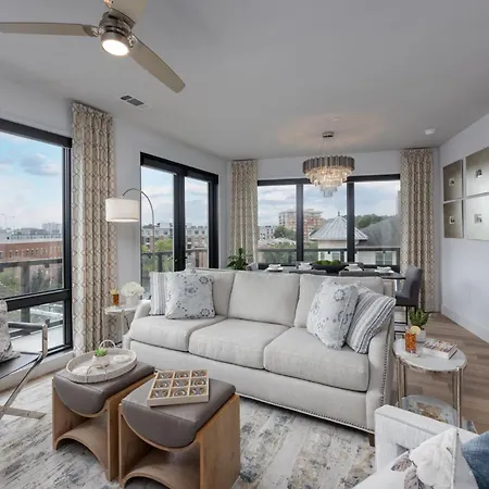 Elegant Corner Penthouse With Private Balcony, Skyline Views, Pool, And Gym Apartment Nashville