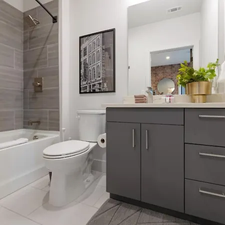 Walk To Nightlife, Vanderbilt, Minutes To Broadway Holiday home Nashville