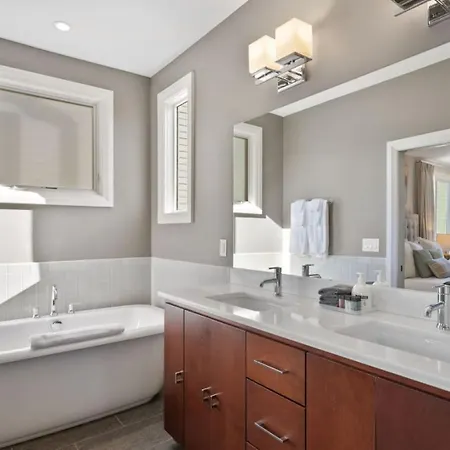 Steps To The Gulch 4Br 3,5 Ba Rooftop Wet Bar Holiday home Nashville