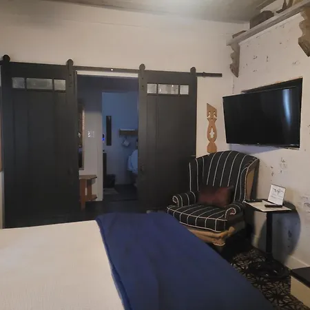 Quiet Hideaway Minutes From Everything! *