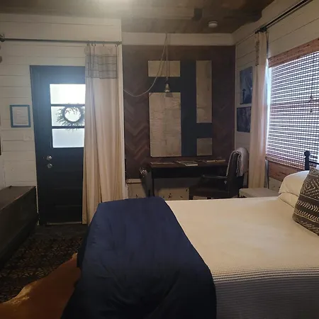 Quiet Hideaway Minutes From Everything! Apartment