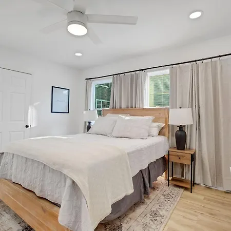 Charming Downtown Getaway Cozy Living Space Nashville