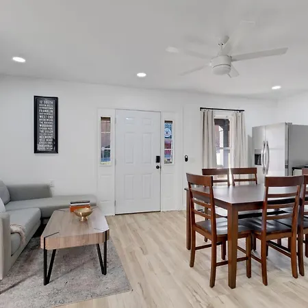 Charming Downtown Getaway Cozy Living Space Holiday home *