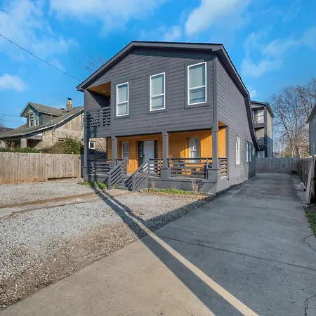 Charming Downtown Getaway Cozy Living Space *