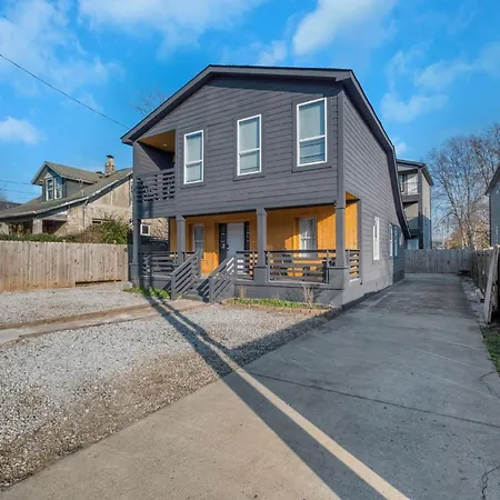 Charming Downtown Getaway Cozy Living Space *