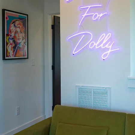 Mid-century Luxury Rooftop Lounge Near Broadway Holiday home